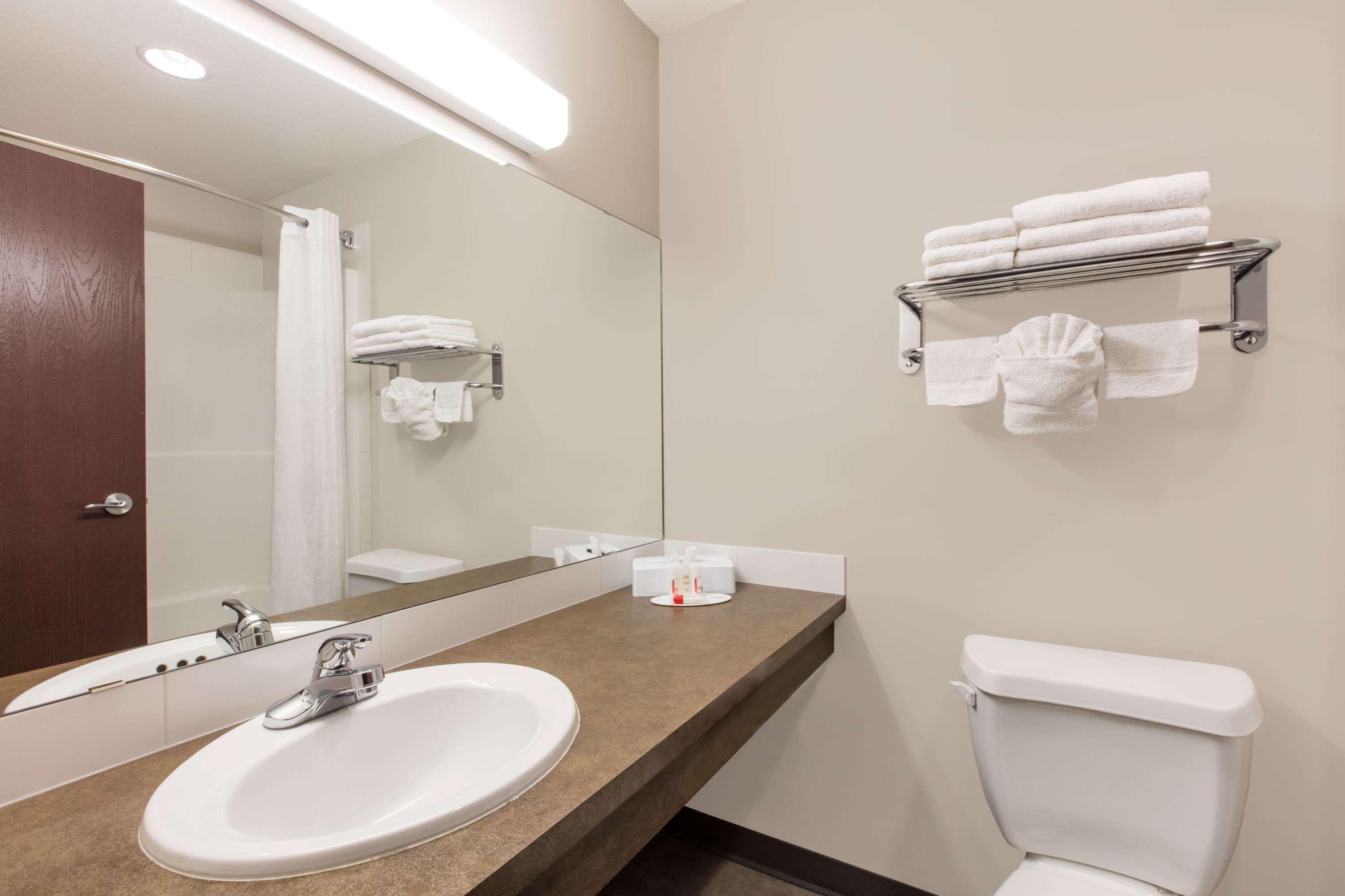 Super 8 By Wyndham Innisfail Экстерьер фото