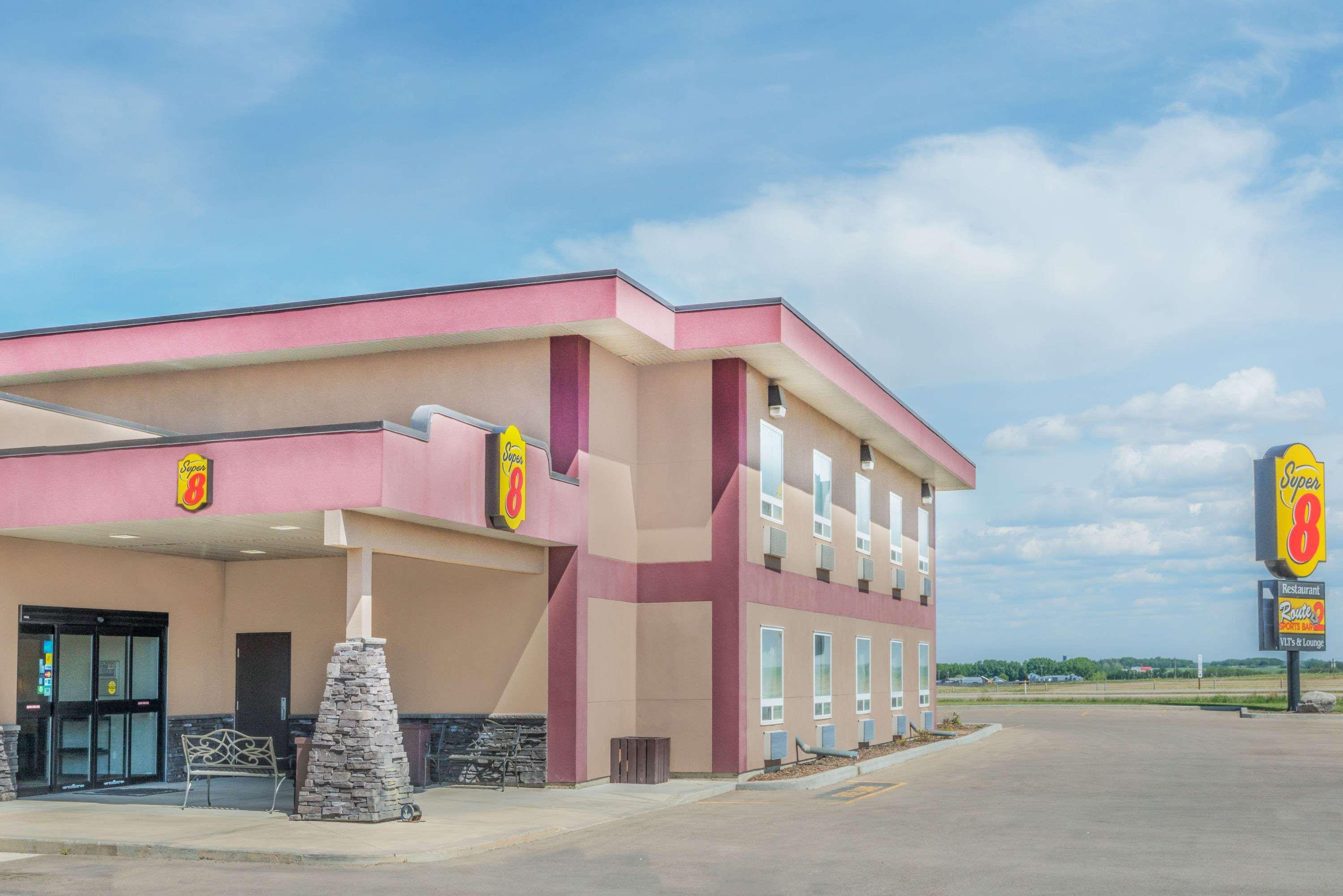 Super 8 By Wyndham Innisfail Экстерьер фото